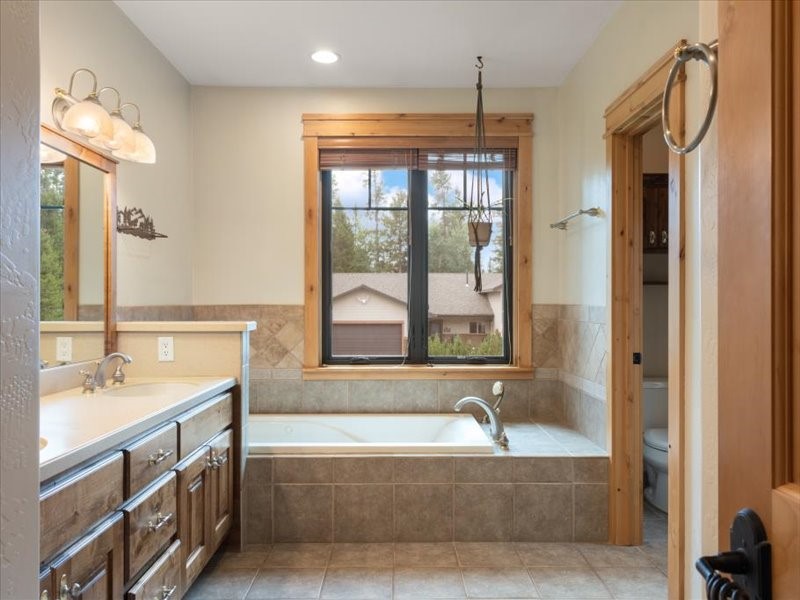 West Yellowstone, Montana 59758, United States, 6 Bedrooms Bedrooms, ,4 BathroomsBathrooms,Residential,Active,49804