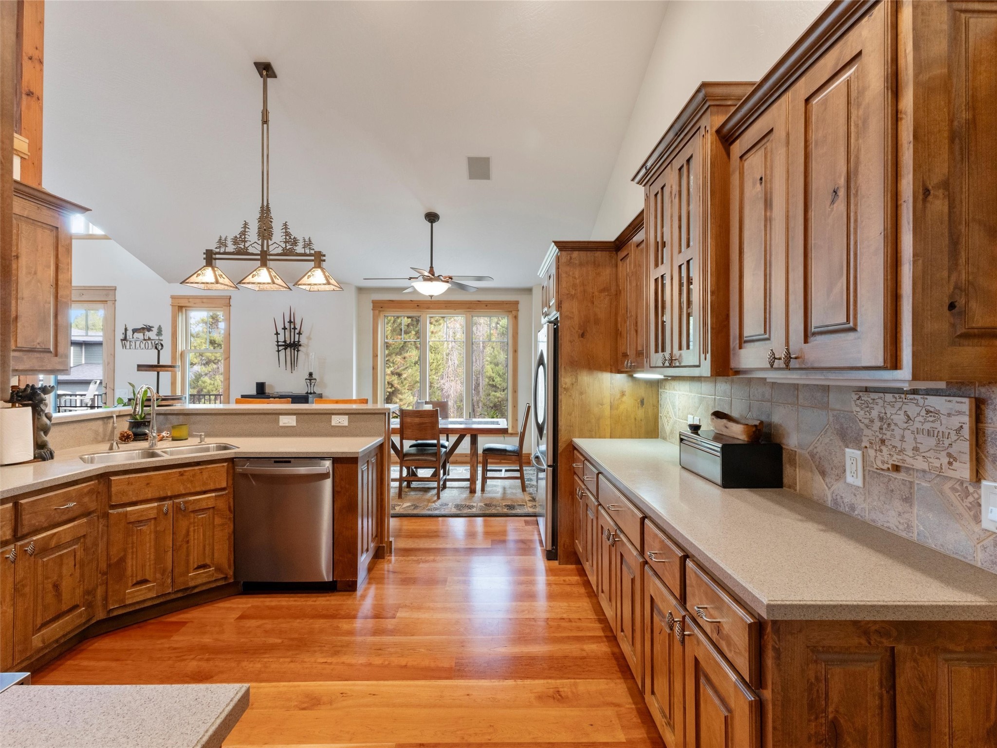 West Yellowstone, Montana 59758, United States, 6 Bedrooms Bedrooms, ,4 BathroomsBathrooms,Residential,Active,49804