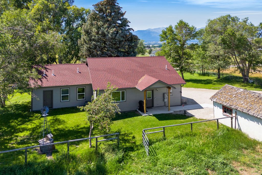 Photo of 1420 Summerdale Road, Corvallis, MT 59828 (MLS # 30054404)