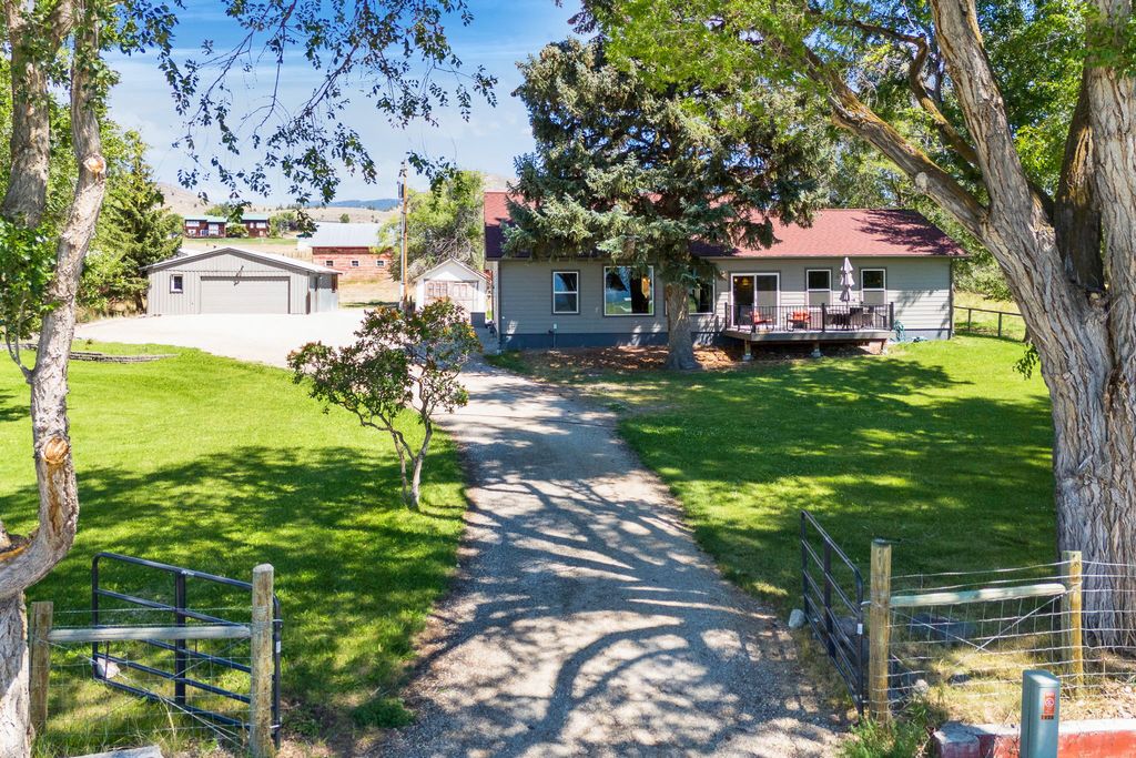 Photo of 1420 Summerdale Road, Corvallis, MT 59828 (MLS # 30054404)