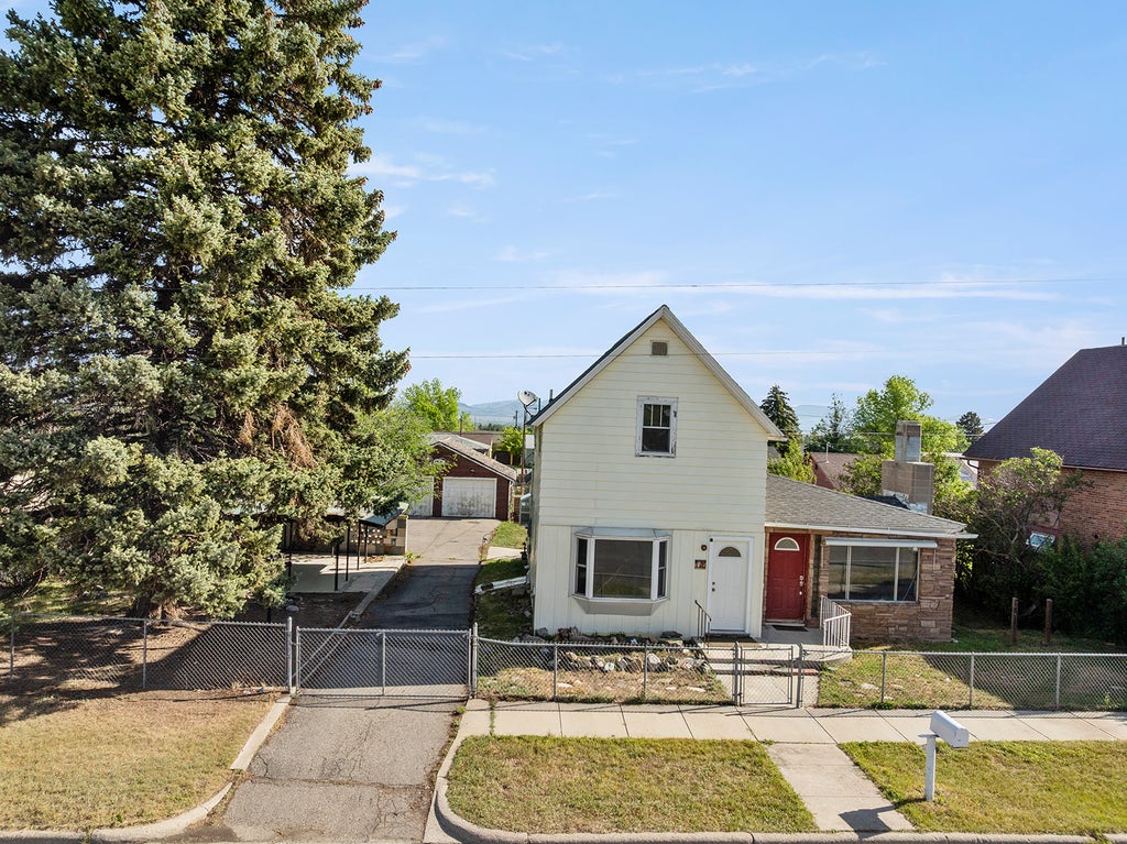 Photo of 1016 Peosta Avenue, Helena, MT 59601 (MLS # 30071664)