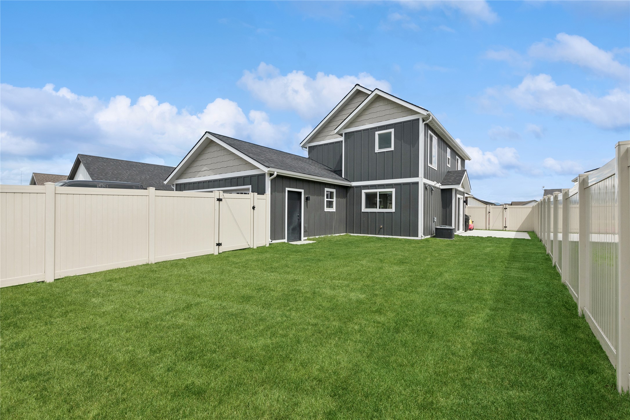 1216 Longfellow Trail