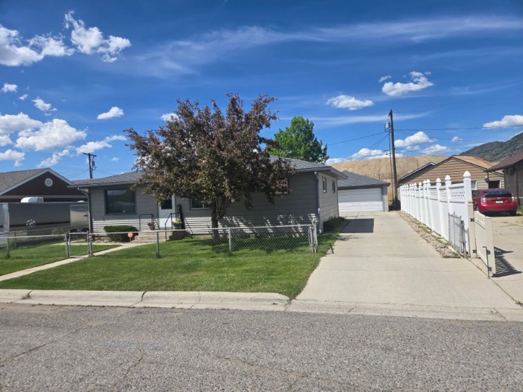 Photo of 2805 Walnut Street, Butte, MT 59701 (MLS # 30071917)