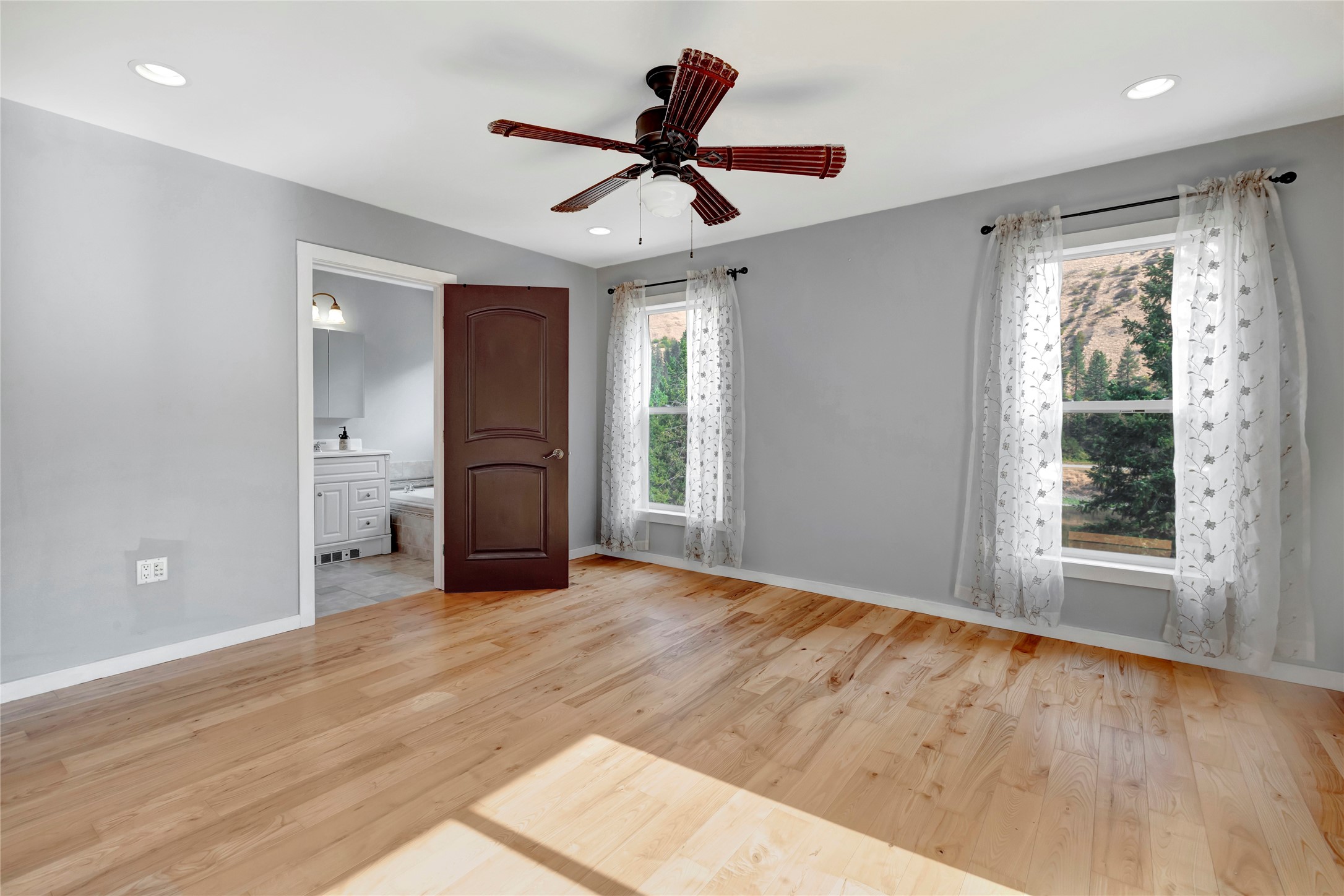 Superior, Montana 59872, United States, 5 Bedrooms Bedrooms, ,3 BathroomsBathrooms,Residential,Pending,49835