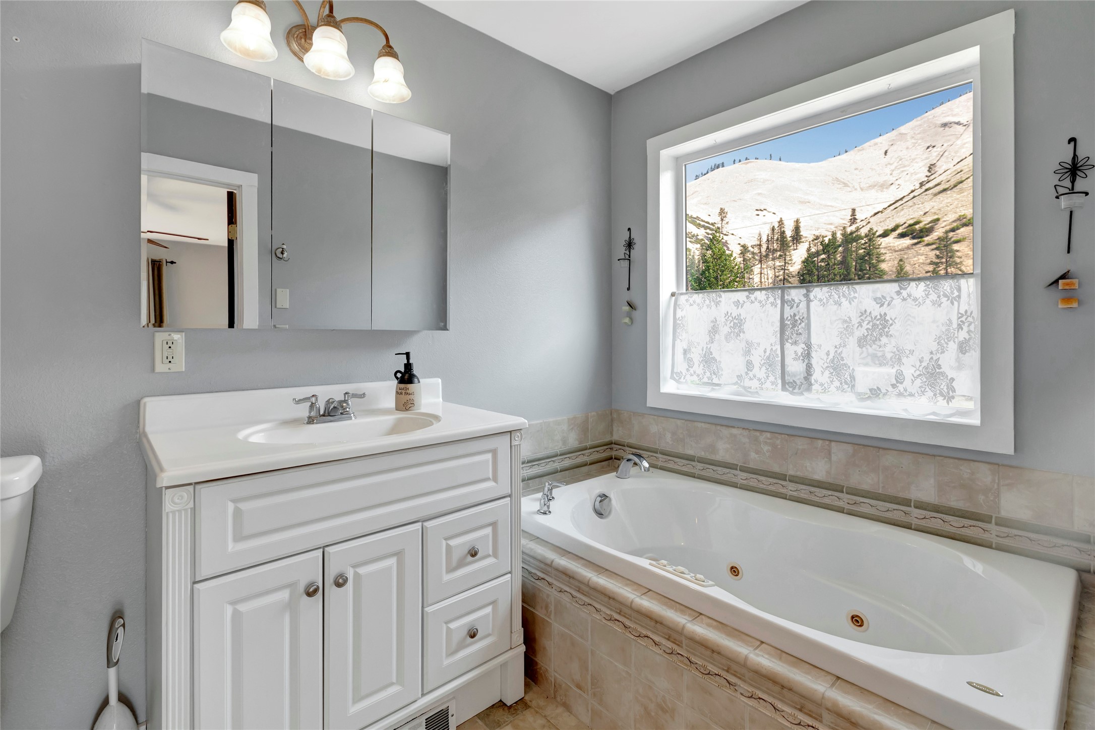 Superior, Montana 59872, United States, 5 Bedrooms Bedrooms, ,3 BathroomsBathrooms,Residential,Pending,49835