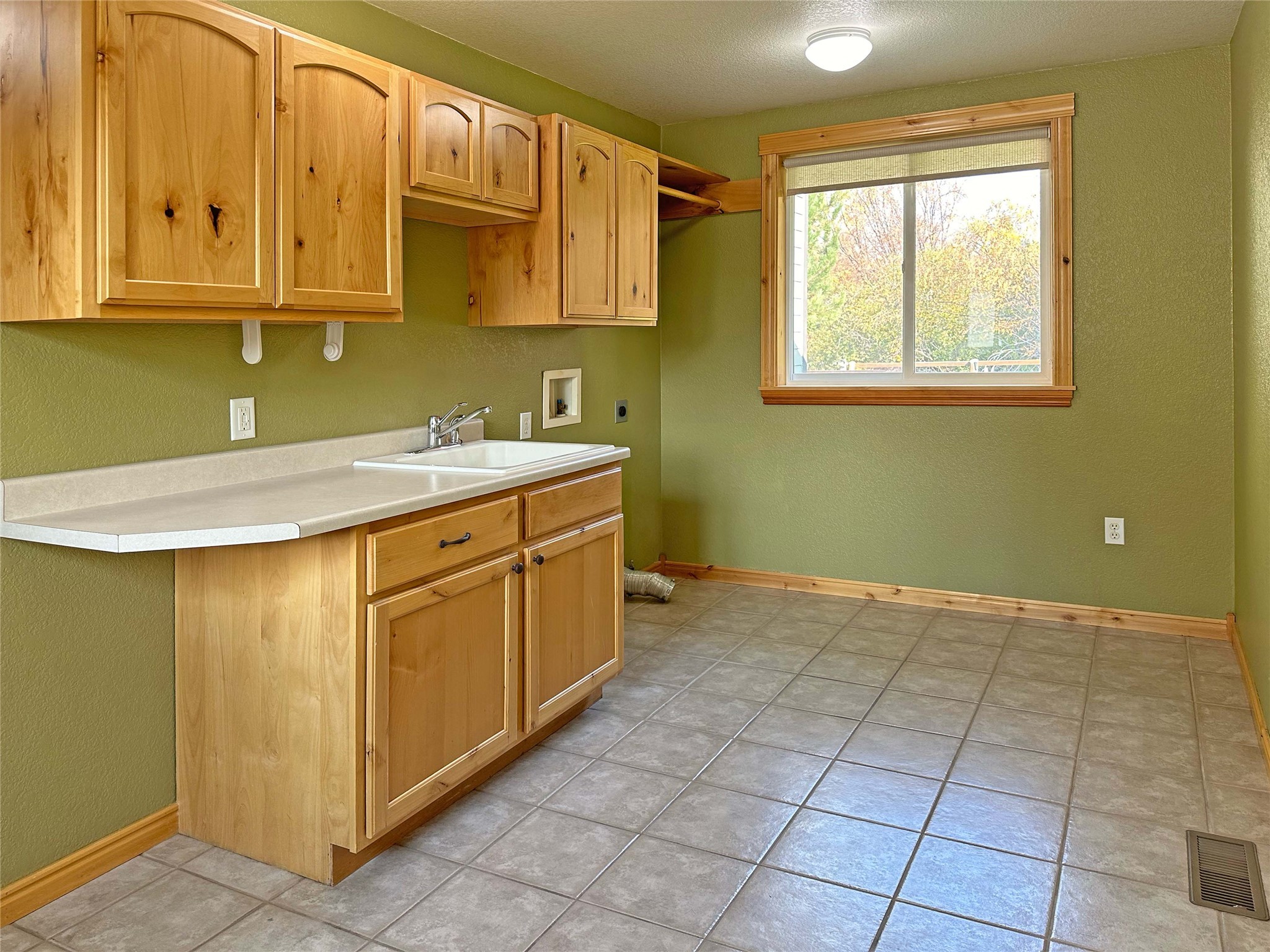 Lolo, Montana 59847, United States, 3 Bedrooms Bedrooms, ,2 BathroomsBathrooms,Residential,Pending,38803