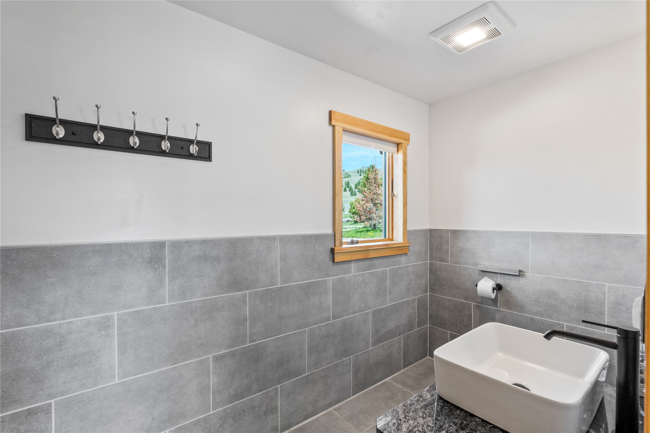 Elmo, Montana 59915, United States, 3 Bedrooms Bedrooms, ,4 BathroomsBathrooms,Residential,Active,252366