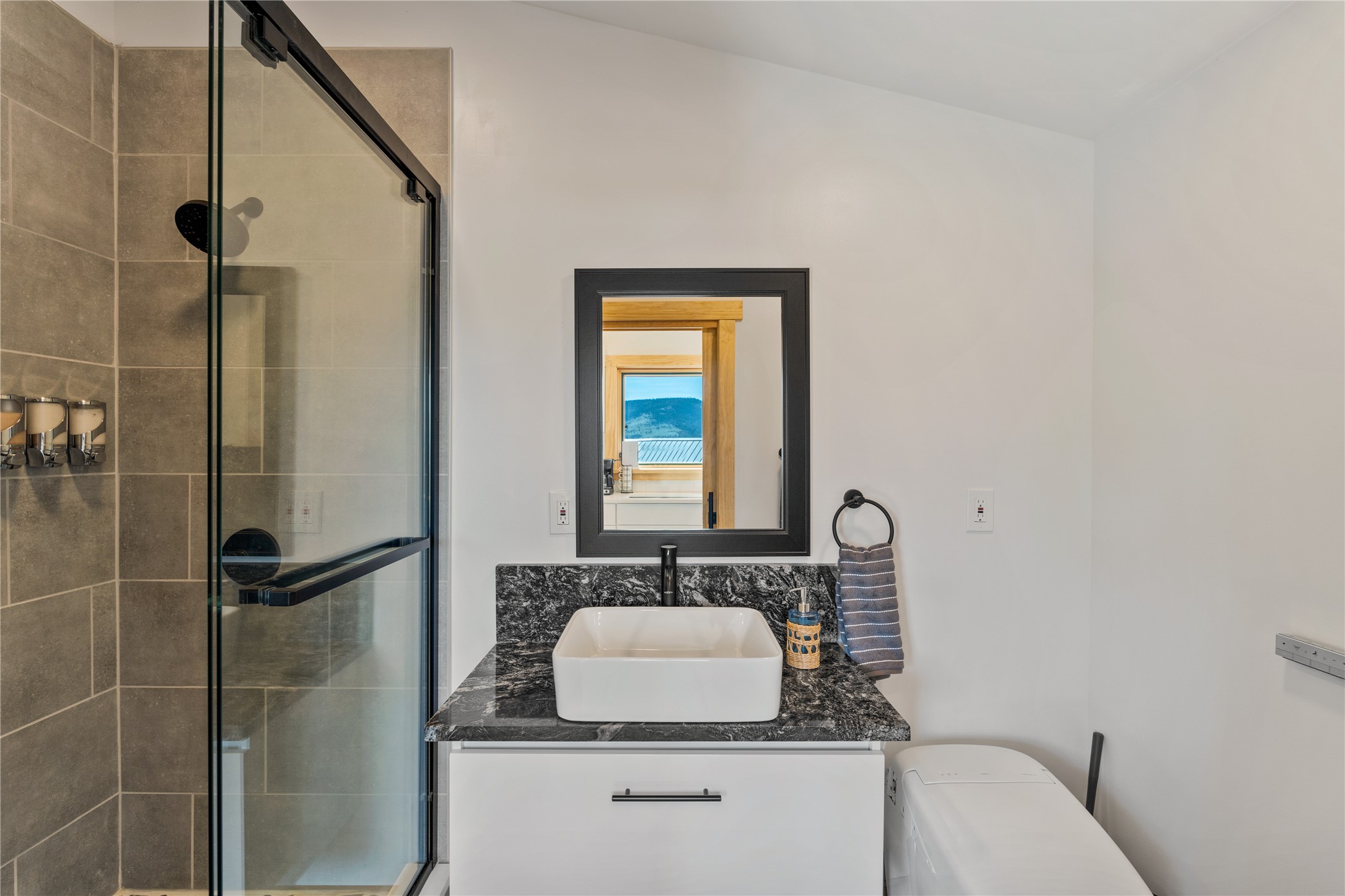 Elmo, Montana 59915, United States, 3 Bedrooms Bedrooms, ,4 BathroomsBathrooms,Residential,Active,252366