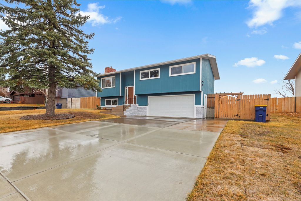 Photo of 1008 E Fiesta, Great Falls, MT 59404 (MLS # 30065054)
