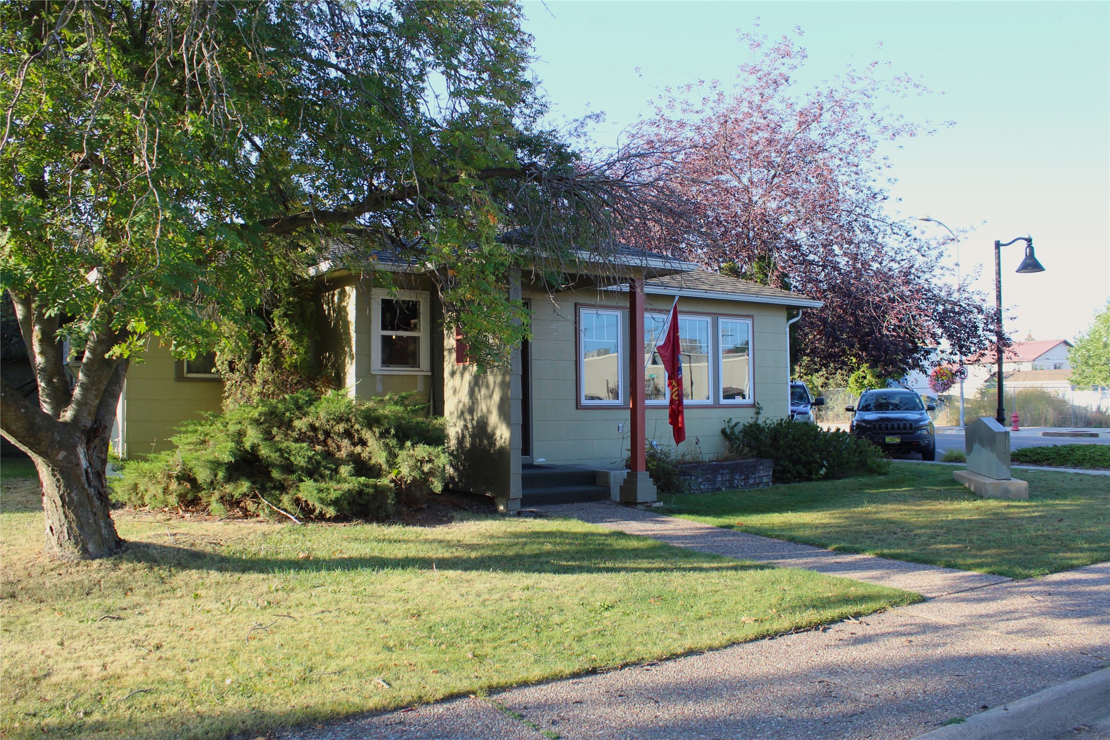 2 6th Avenue E