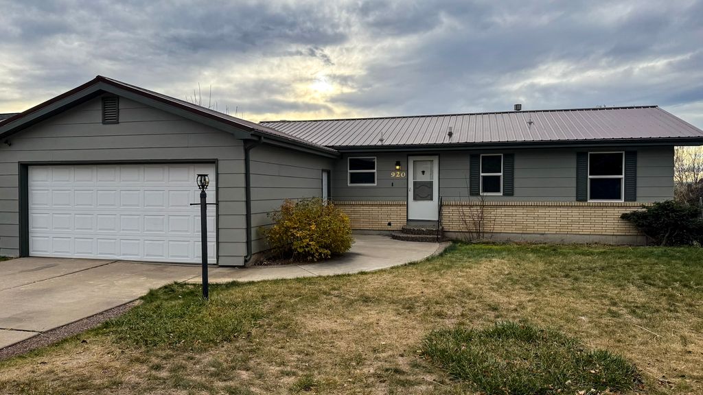 Photo of 920 Avenue E NW, Great Falls, MT 59404 (MLS # 30060945)