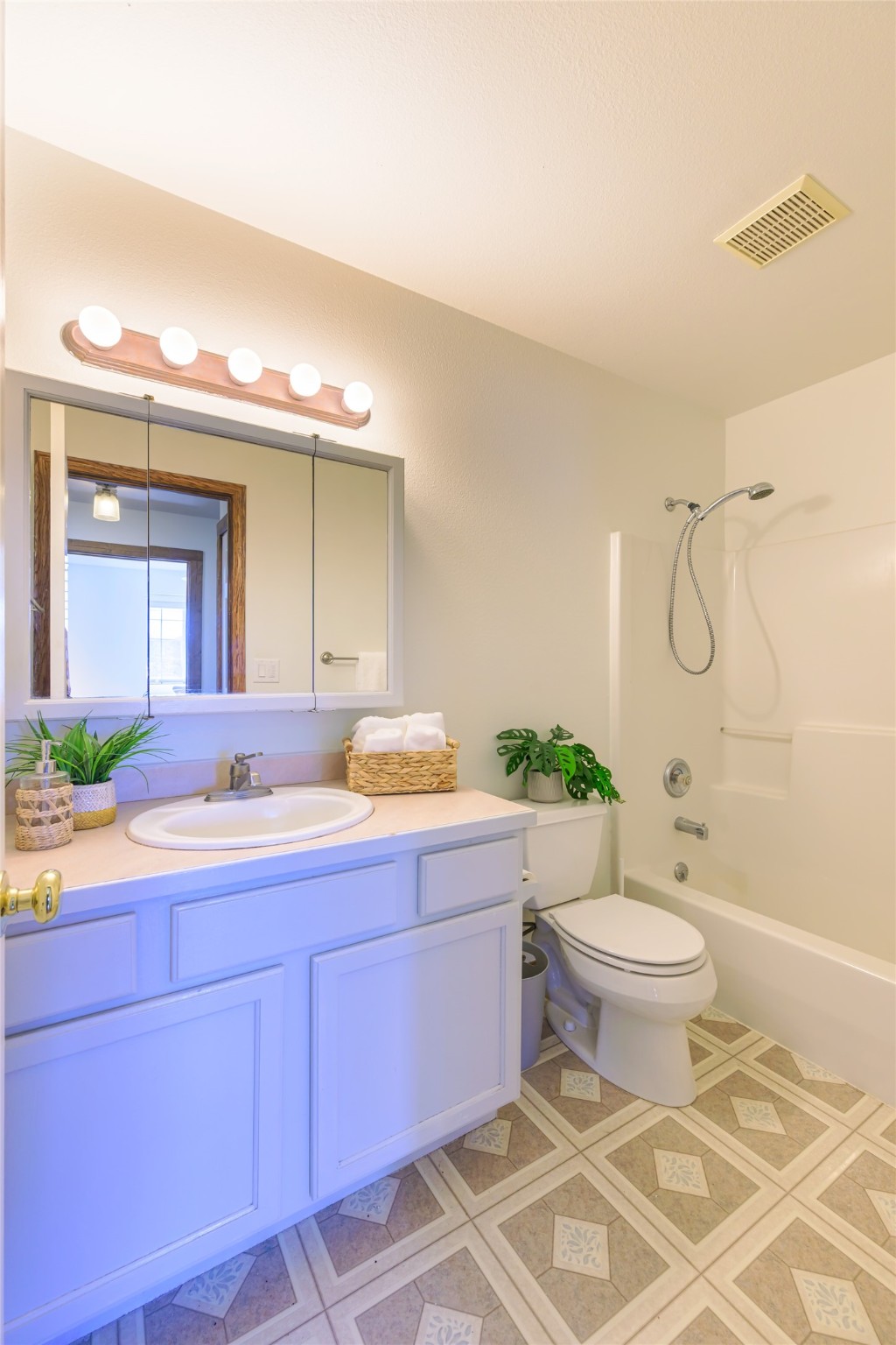 Missoula, Montana 59803, United States, 3 Bedrooms Bedrooms, ,3 BathroomsBathrooms,Residential,Active,104498