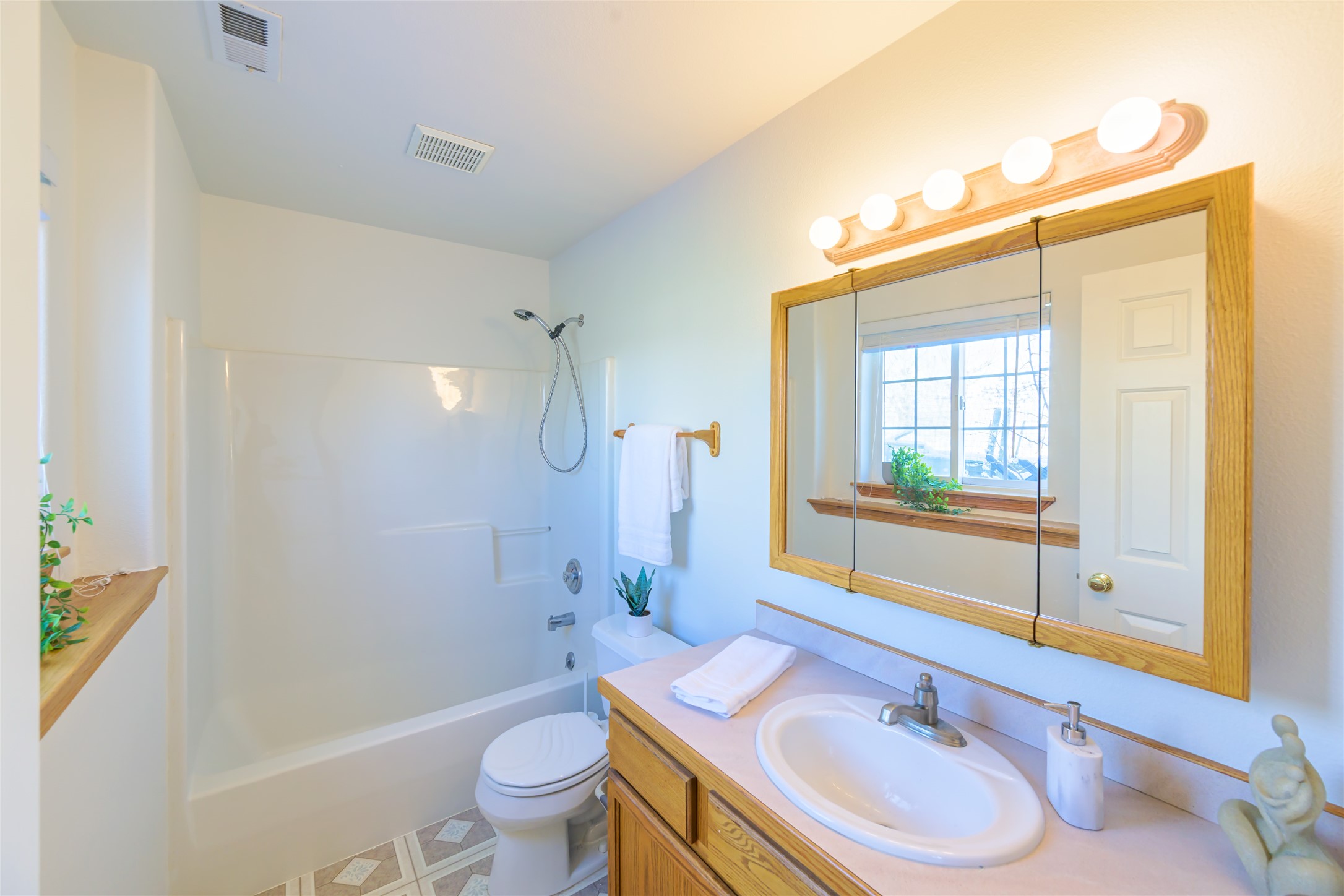 Missoula, Montana 59803, United States, 3 Bedrooms Bedrooms, ,3 BathroomsBathrooms,Residential,Active,104498