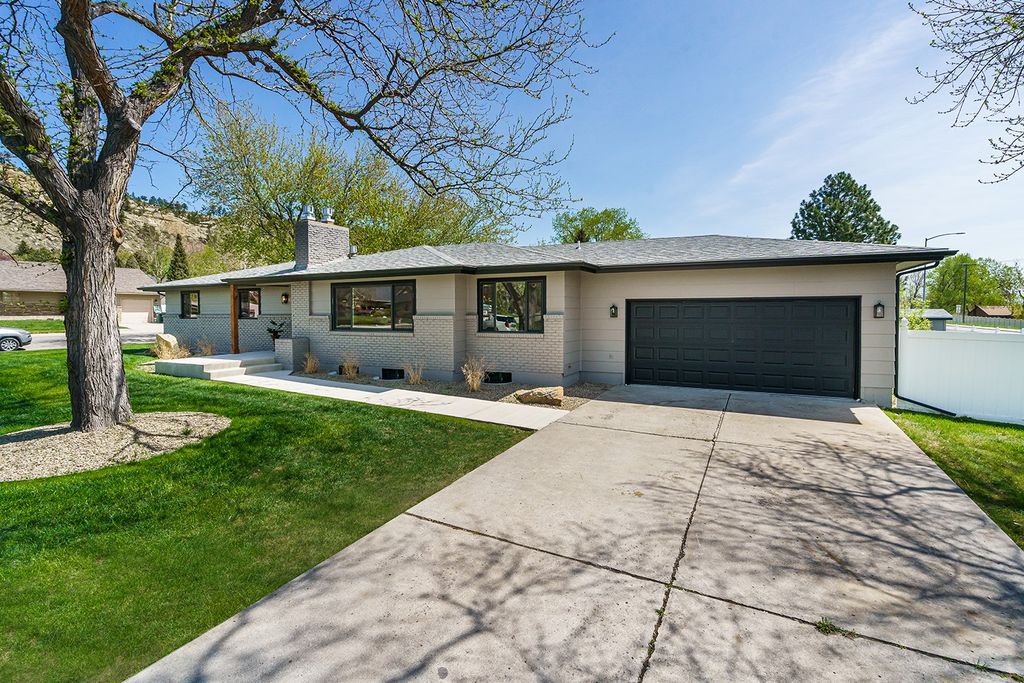 Photo of 2911 Snowcrest Drive, Billings, MT 59102 (MLS # 30069507)