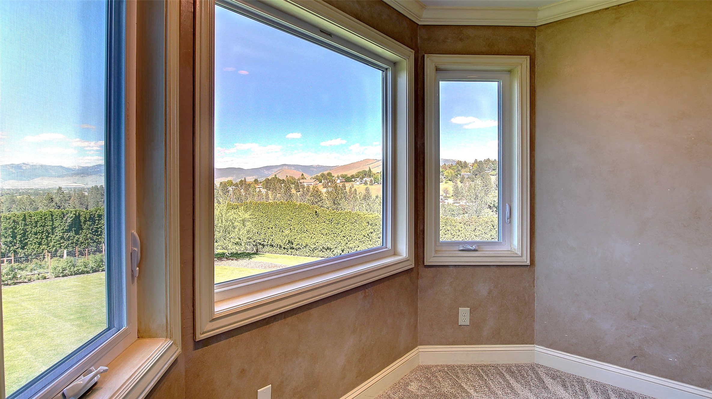 Missoula, Montana 59803, United States, 4 Bedrooms Bedrooms, ,4 BathroomsBathrooms,Residential,Pending,56045