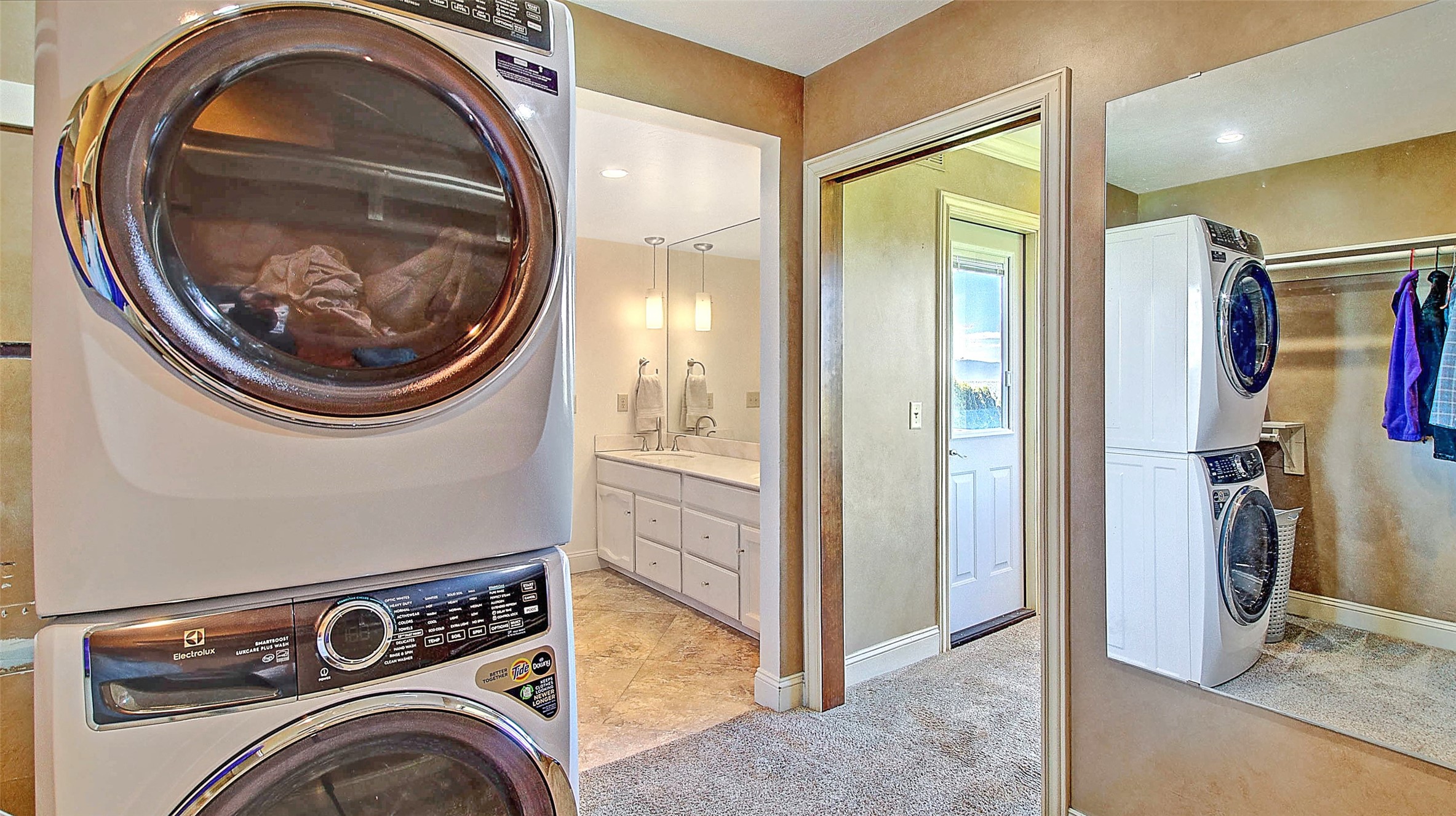 Missoula, Montana 59803, United States, 4 Bedrooms Bedrooms, ,4 BathroomsBathrooms,Residential,Pending,56045