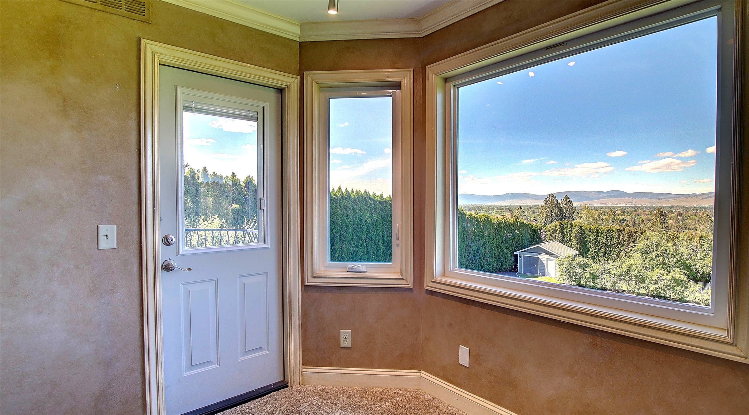 Missoula, Montana 59803, United States, 4 Bedrooms Bedrooms, ,4 BathroomsBathrooms,Residential,Pending,56045