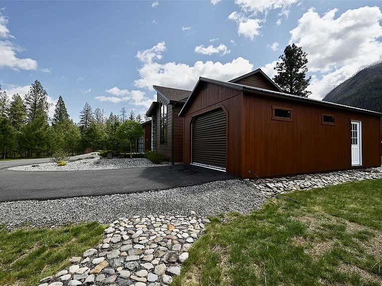 2 Mahonia Court