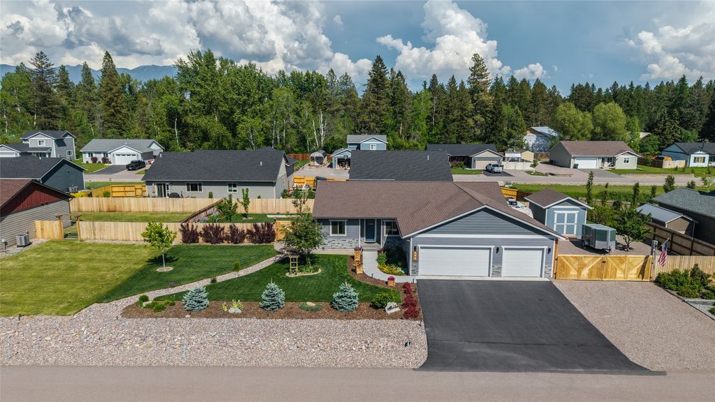Photo of 242 Kendal Loop, Kalispell, MT 59901 (MLS # 30071850)