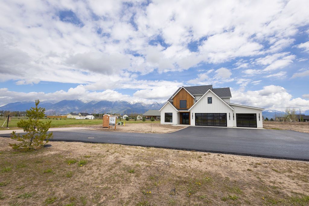 Photo of 404 Jefferson Street, Kalispell, MT 59901 (MLS # 30069860)