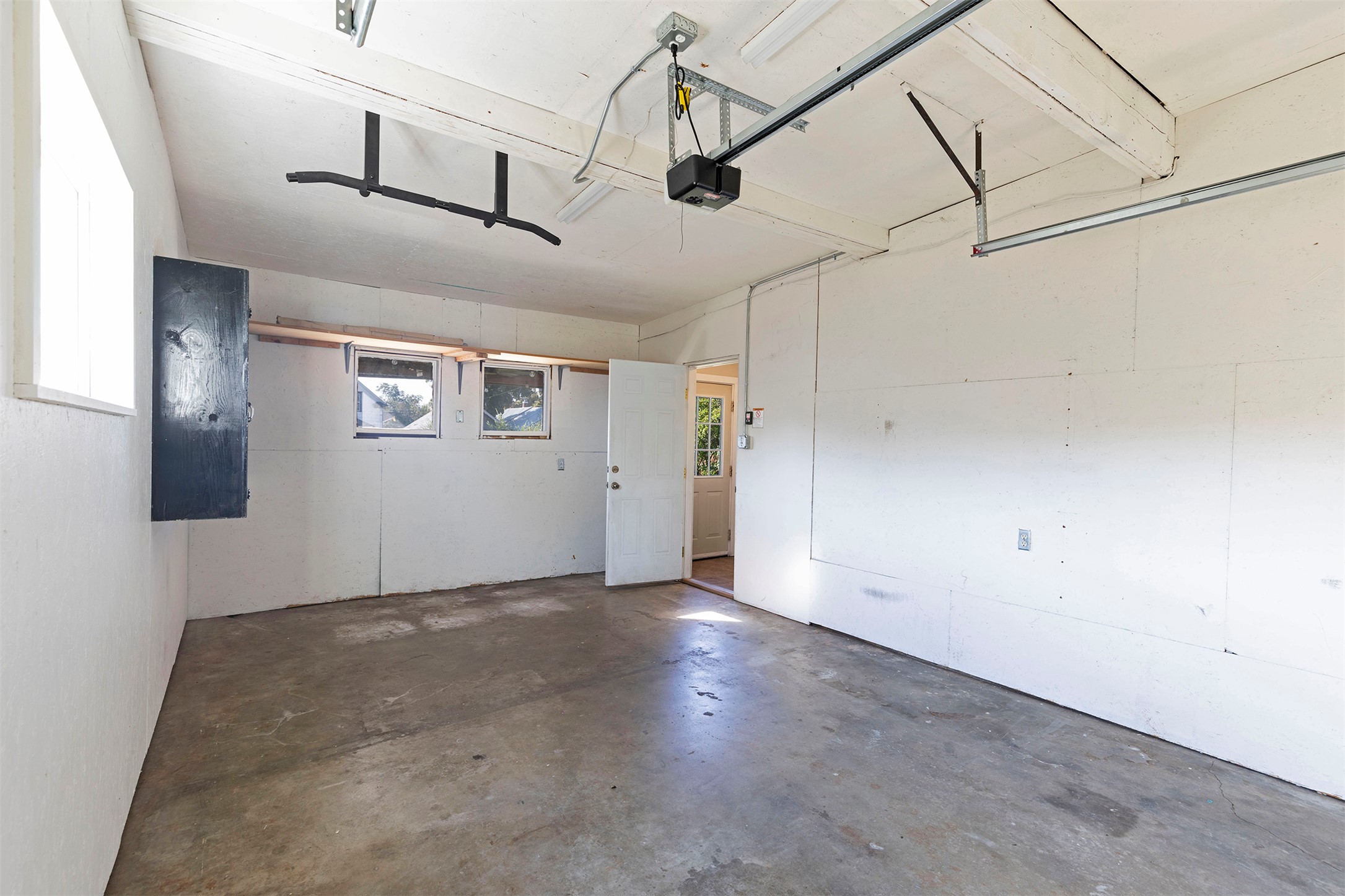 Missoula, Montana 59801, United States, 3 Bedrooms Bedrooms, ,2 BathroomsBathrooms,Residential,Pending,36304