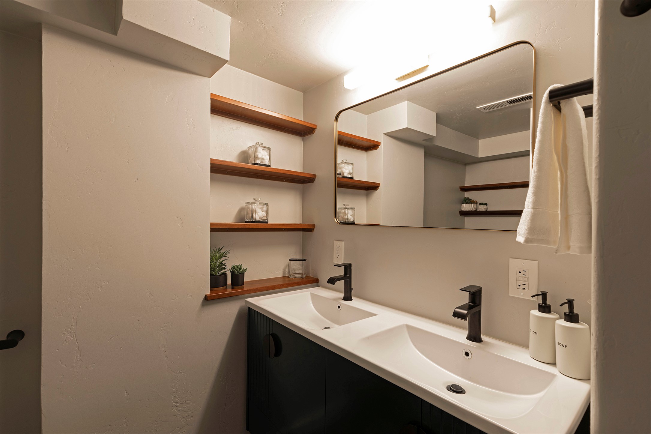 Missoula, Montana 59801, United States, 3 Bedrooms Bedrooms, ,2 BathroomsBathrooms,Residential,Pending,36304