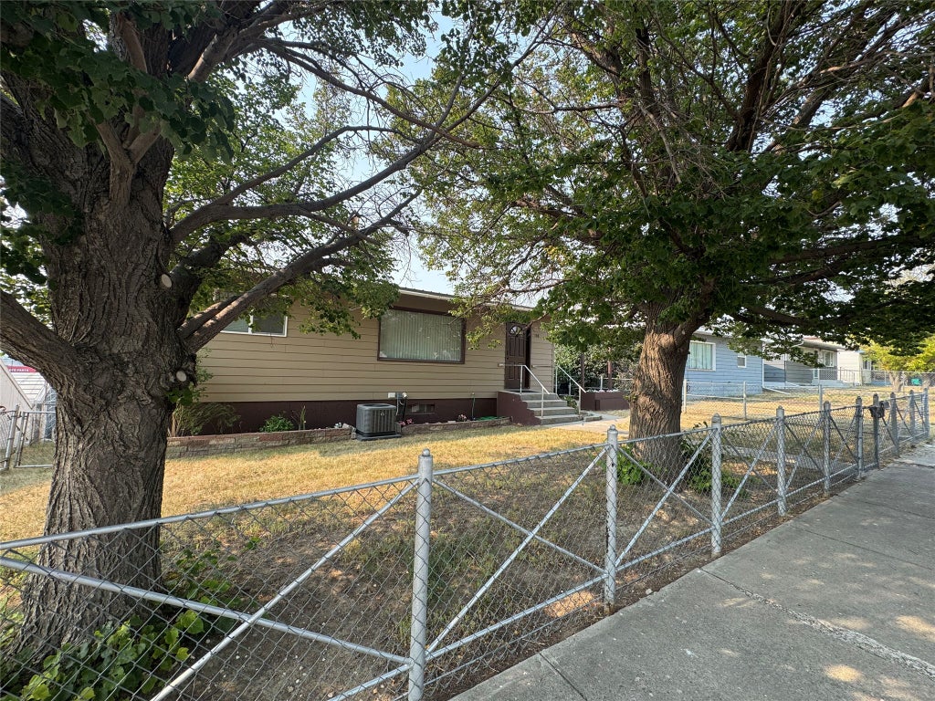 Photo of 118 5th Avenue SW, Cut Bank, MT 59427 (MLS # 30079037)