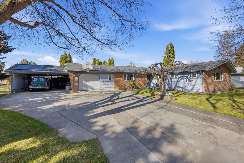 Photo of 1624 39th Street, Missoula, MT 59803 (MLS # 30067984)