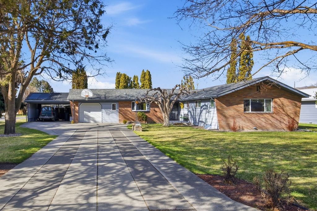 Photo of 1624 39th Street, Missoula, MT 59803 (MLS # 30067984)