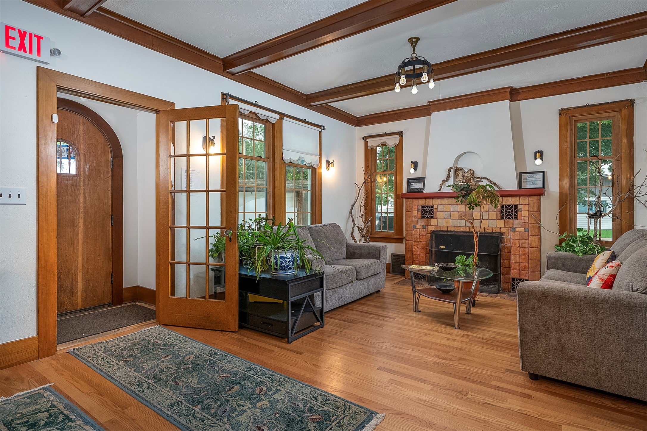 201 4th Avenue E