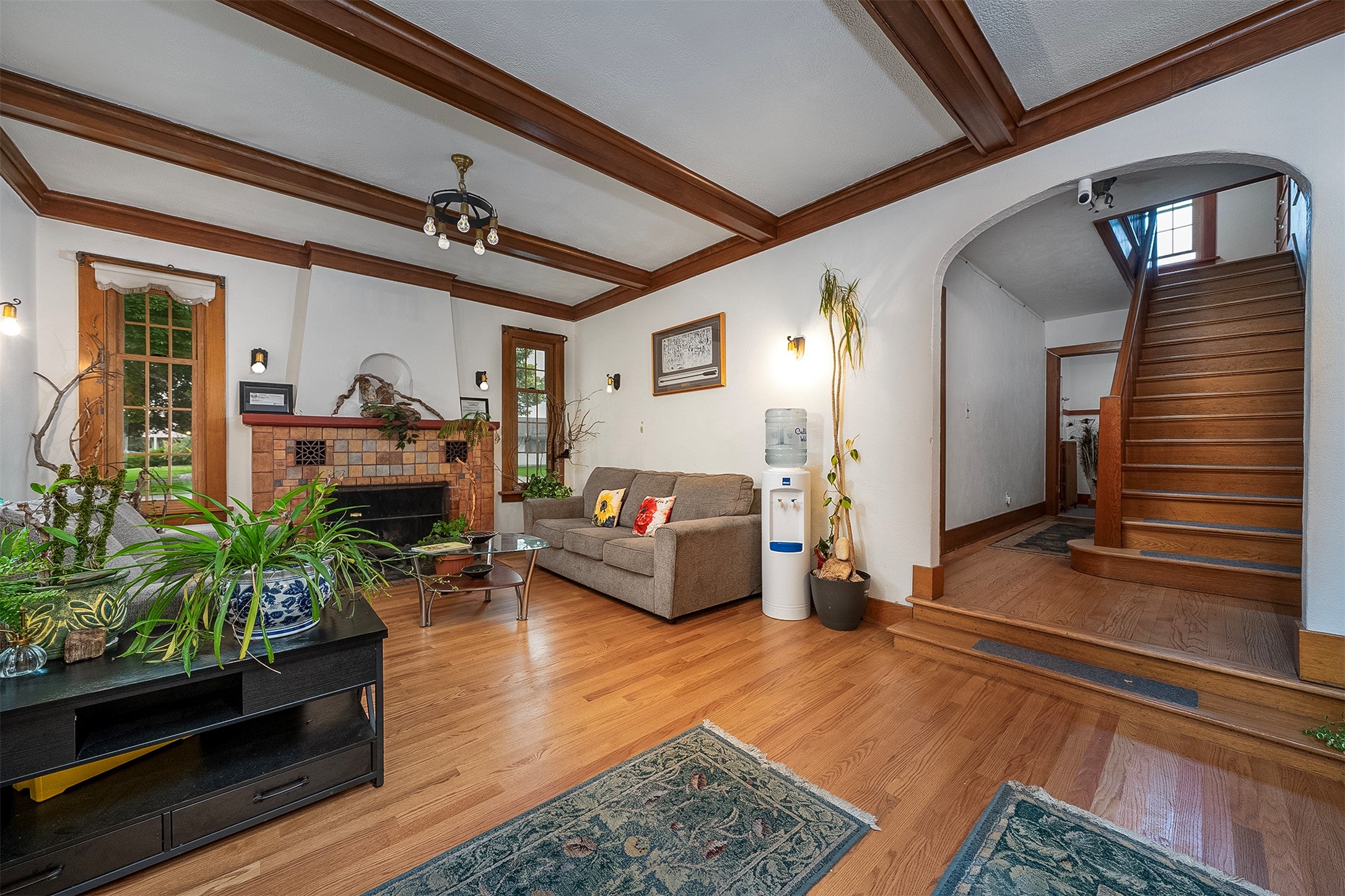 201 4th Avenue E