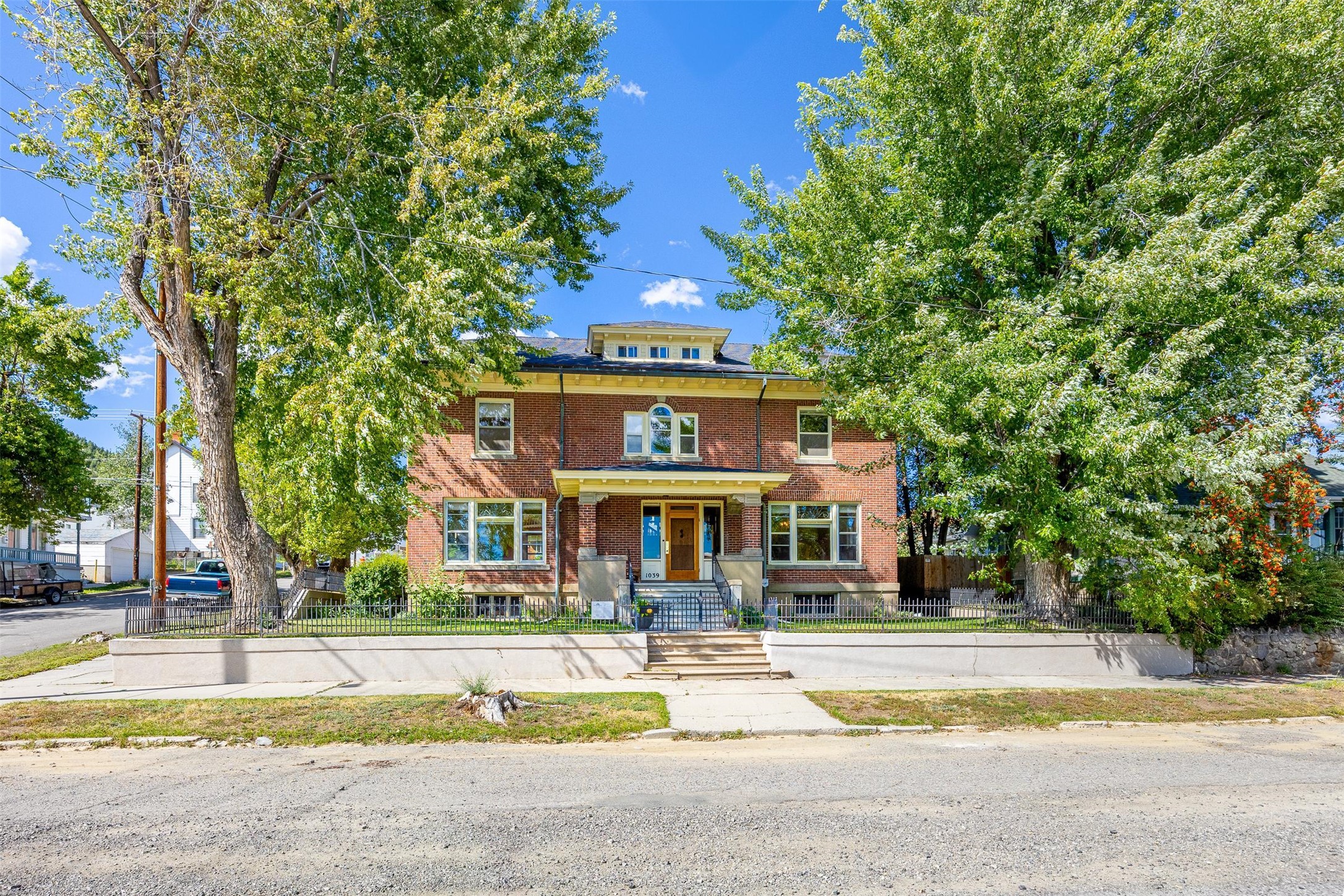 1039 W Broadway Street