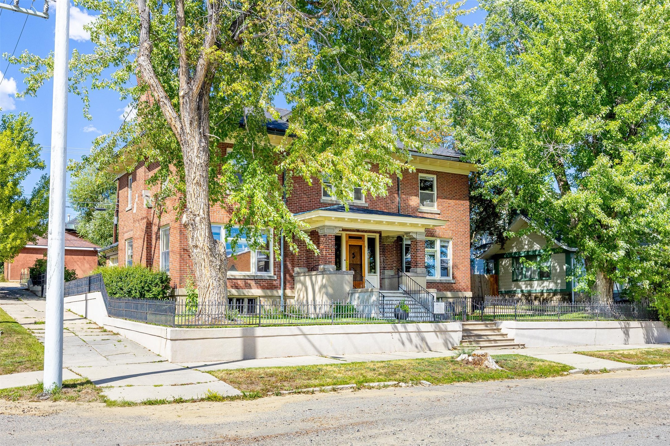 1039 W Broadway Street