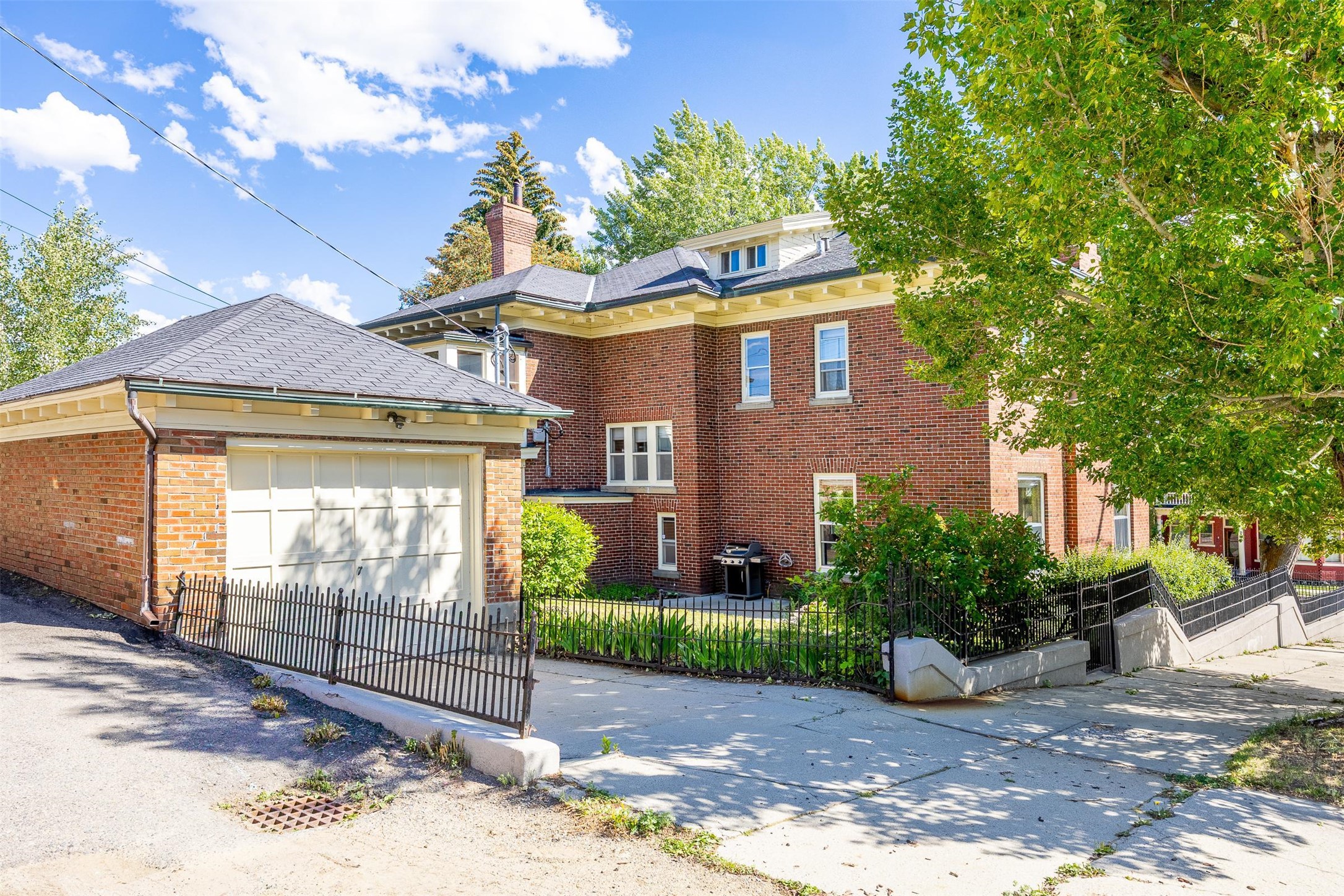 1039 W Broadway Street