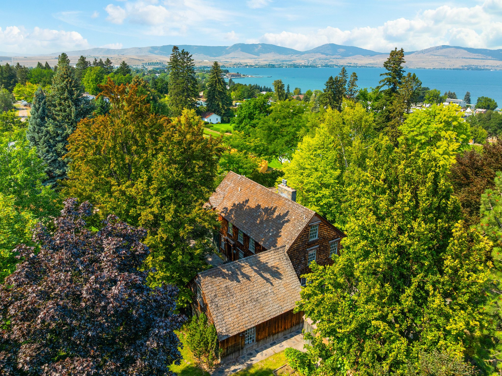 1413 Hillcrest Drive