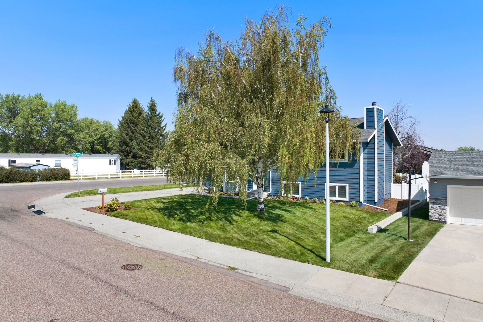 613 39A Street N