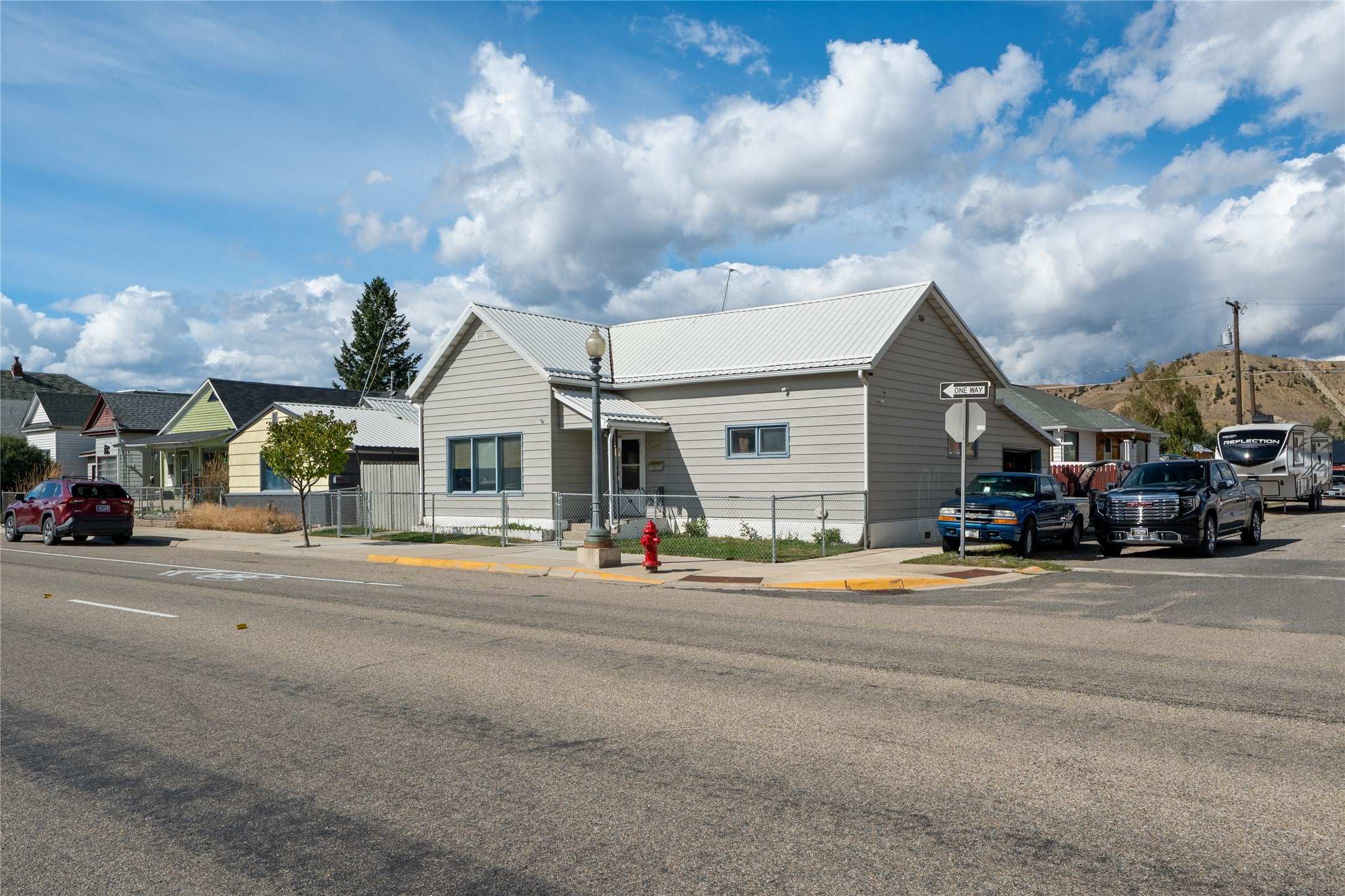 624 E Commercial Avenue