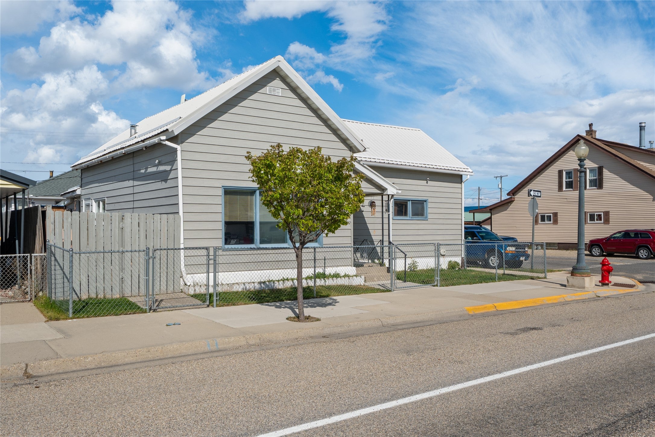 624 E Commercial Avenue
