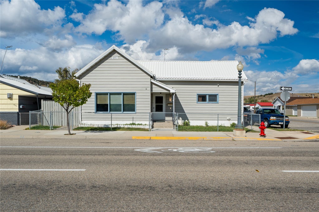 Photo of 624 E Commercial Avenue, Anaconda, MT 59711 (MLS # 30078177)