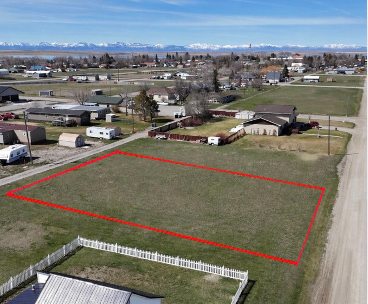 922 Marias Ave, Valier, MT 59486