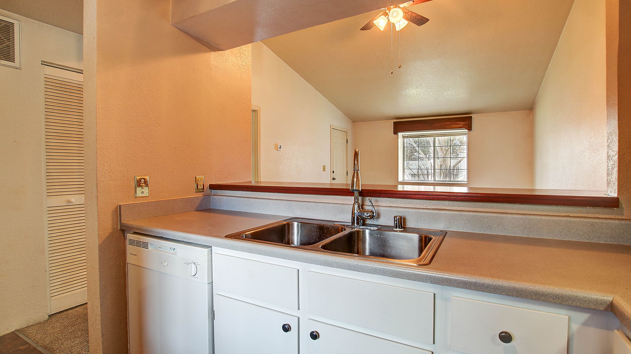 Missoula, Montana 59808, United States, 1 Bedroom Bedrooms, ,1 BathroomBathrooms,Residential,Active,246455