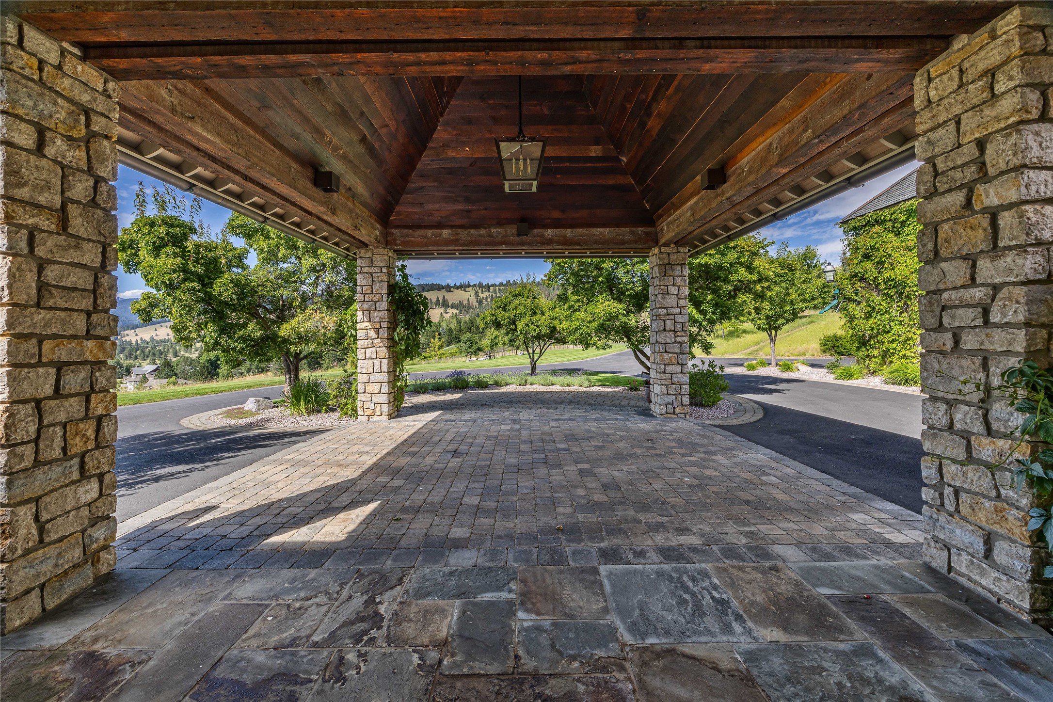 2761 Contour Road