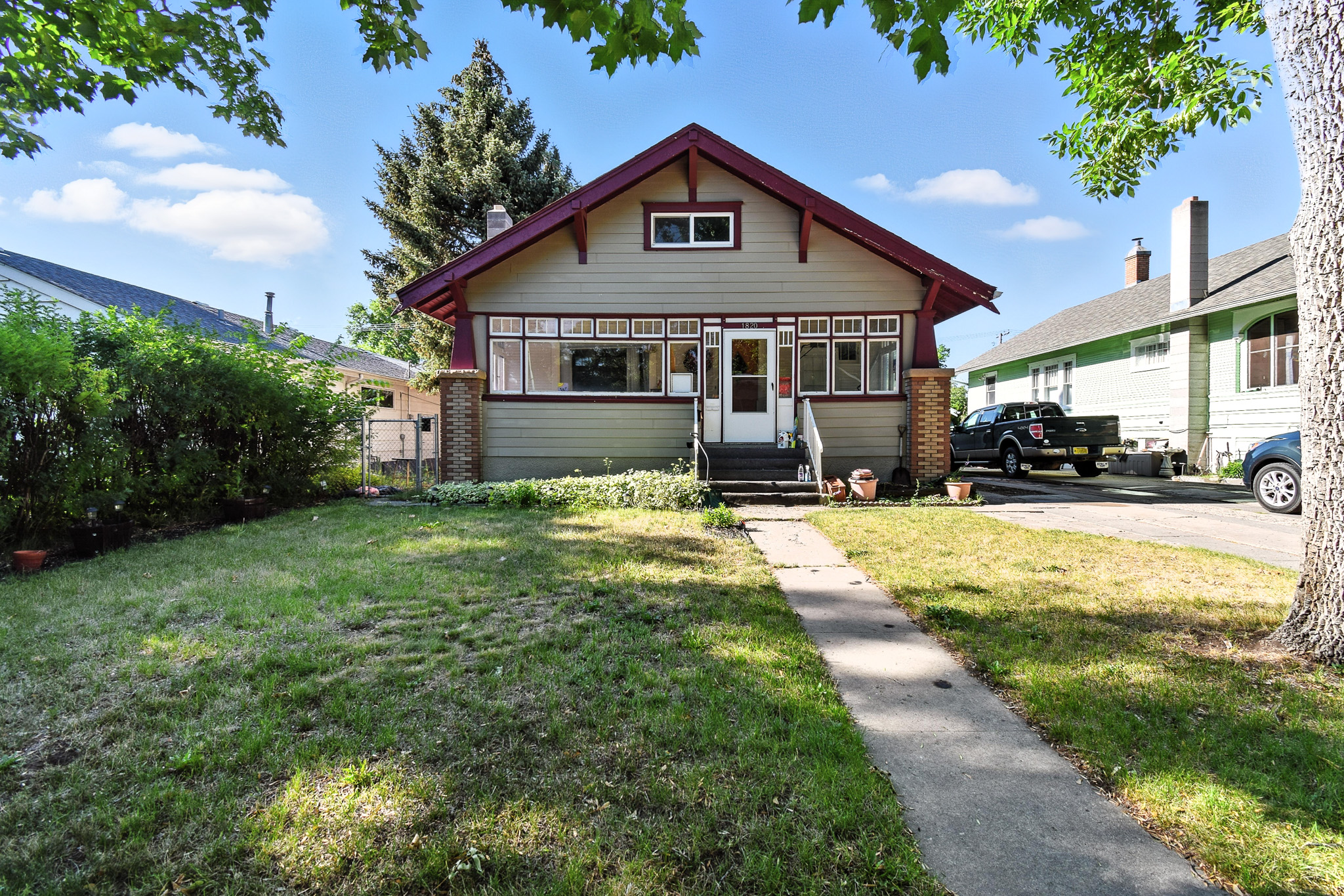 Bungalow featuring entry steps
