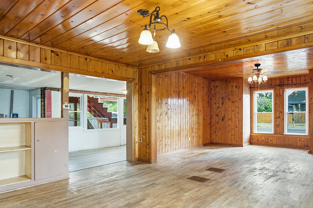 Photo of 1624 Chestnut Street, Helena, MT 59601 (MLS # 30074746)