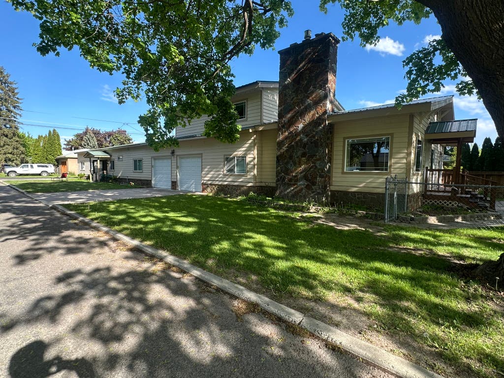 Photo of 905 6th Avenue E, Kalispell, MT 59901 (MLS # 30071499)
