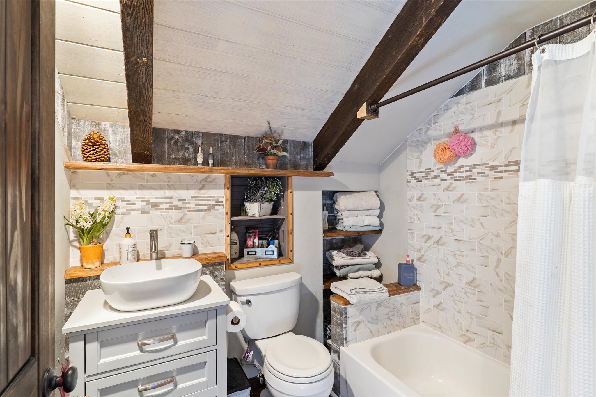 Kila, Montana 59920, United States, 3 Bedrooms Bedrooms, ,2 BathroomsBathrooms,Residential,Pending,39186