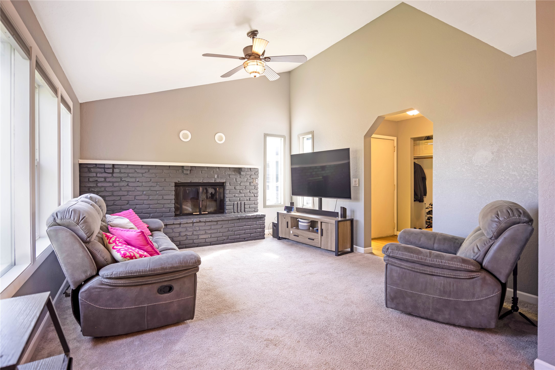 6109 Mainview Drive
