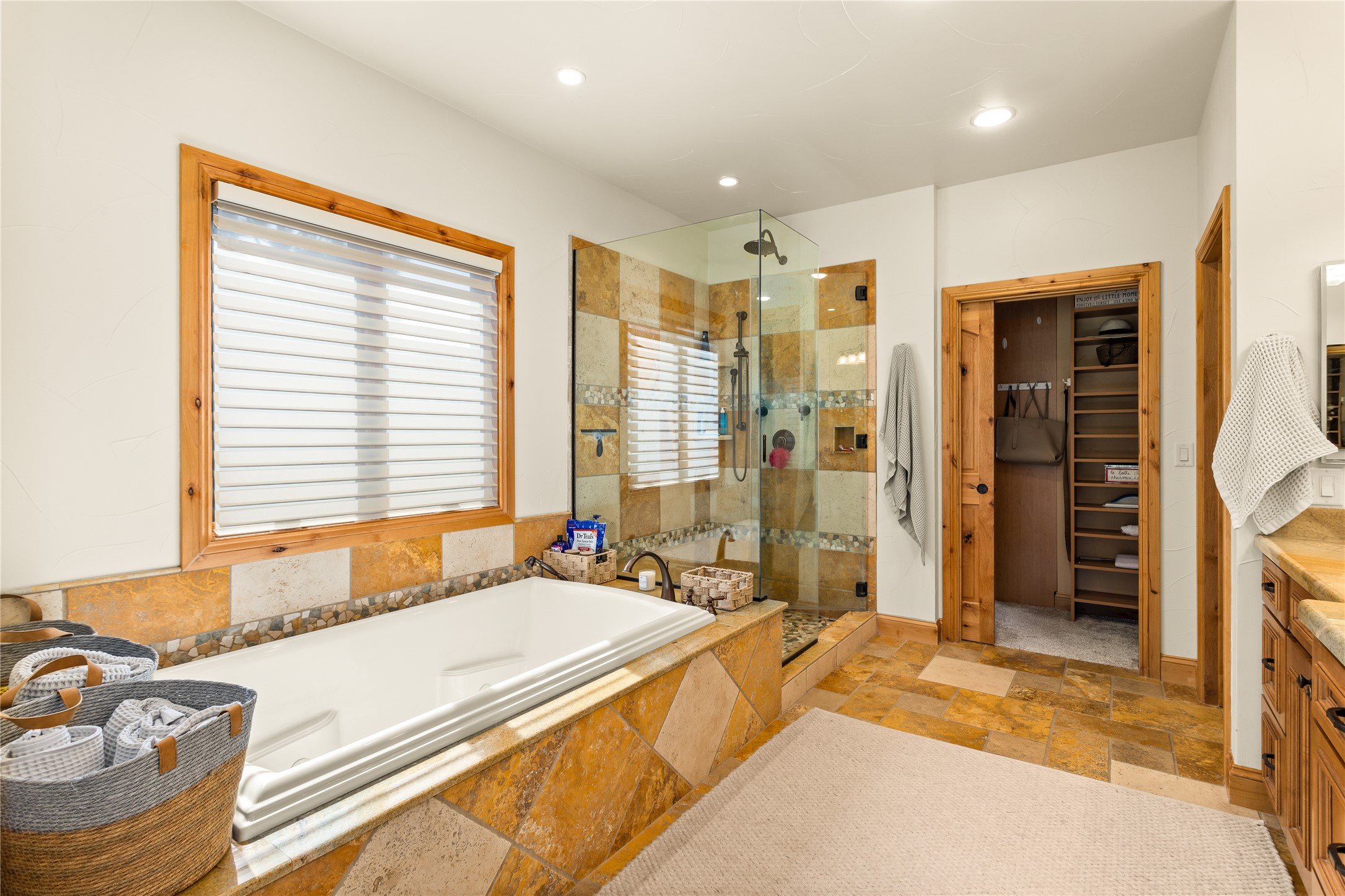 Missoula, Montana 59802, United States, 3 Bedrooms Bedrooms, ,2 BathroomsBathrooms,Residential,Pending,142599