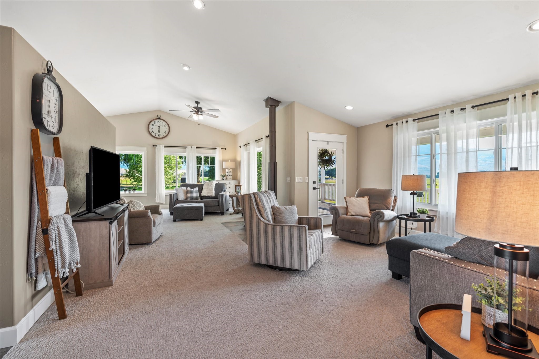 Charlo, Montana 59824, United States, 6 Bedrooms Bedrooms, ,6 BathroomsBathrooms,Residential,Pending,52320