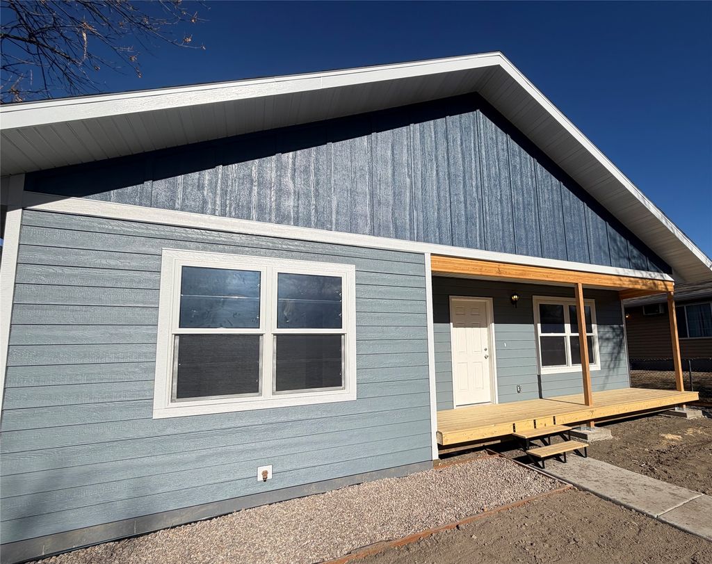 Photo of 1021 8th Avenue S, Great Falls, MT 59405 (MLS # 30065228)